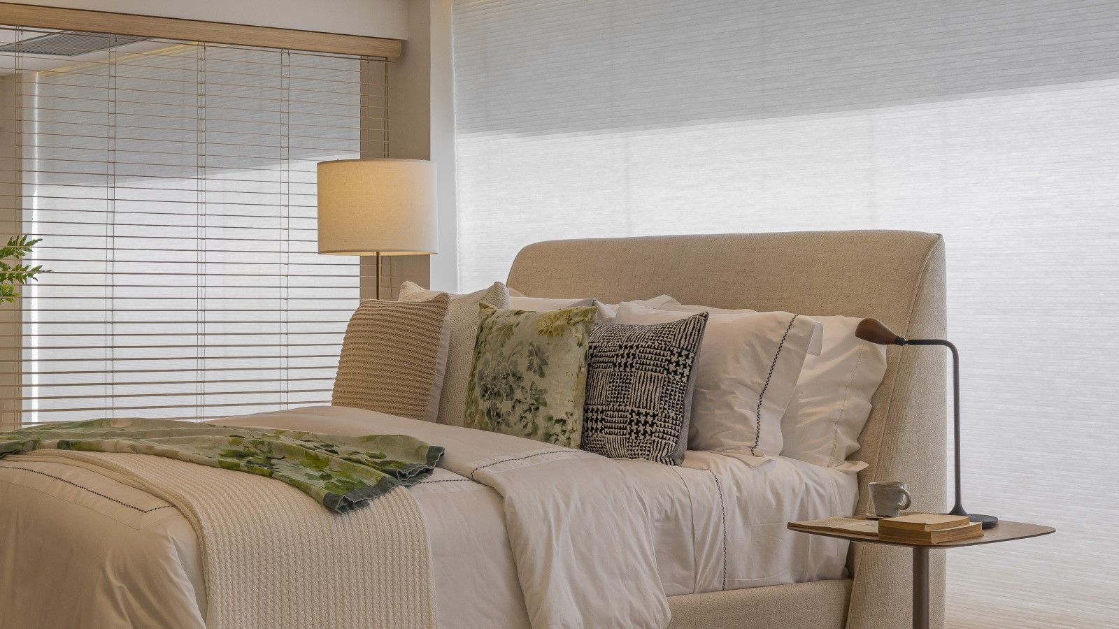 cortina para quarto com cama embaixo da janela