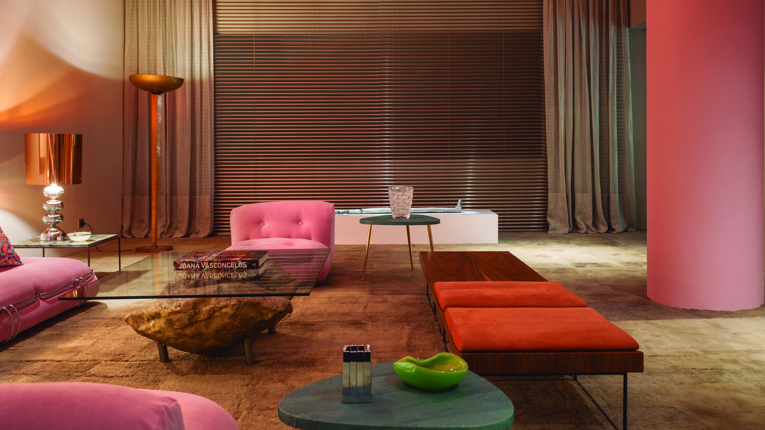 Sala confortável com móveis em cores pastéis seguindo as tendências do design de interiores para 2023