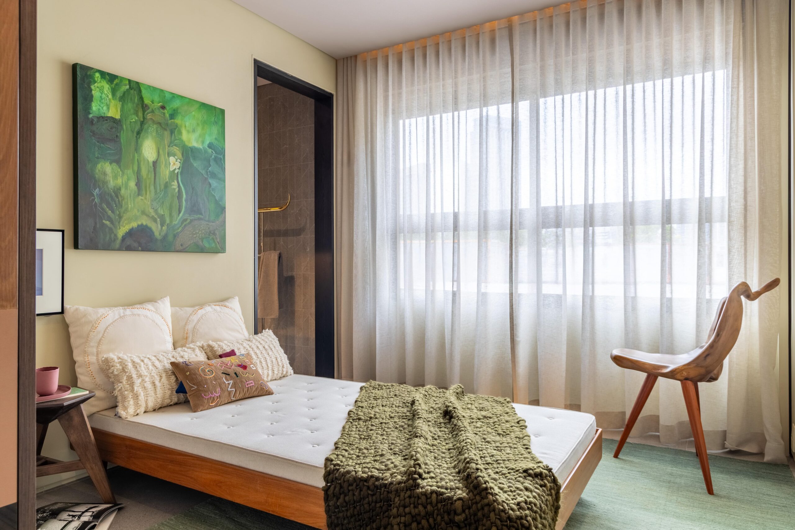 Suíte Master da Casa Vogue Experience 2025 com Cortinas Senses Collection Uniflex. Foto: Fred Fernandes.